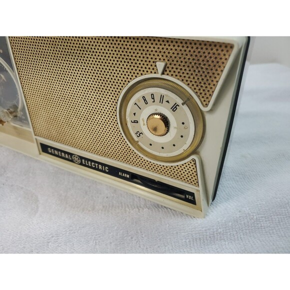GE Model CT-455A AM Radio With Alarm Cream And Black 1960's Vintage - Picture 10 of 10